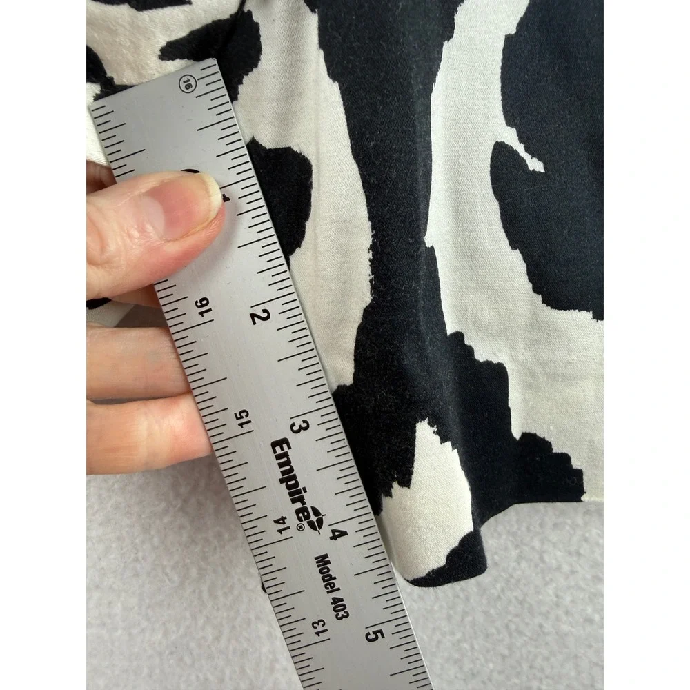 High-Waist Black & White Patterned Women's Shorts with Belt - Picture 3 of 7